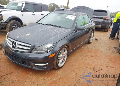 2013 Mercedes-Benz C 250 Sport z USA, uszkodzony, nr VIN WDDGF4HB9DR273388